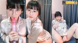 คลิปหลุดMlive IDX-68056090 น้องฝ้าย Akiko ดูดควยปลอมแก้เงี่ยน สาวแว่นน่ารักน่าเย็ดไลฟ์สดยั่วเย็ดดูดควยปลอมแก้เงี่ยนอยากโดนเย็ดหี ล้วงหีเข้าไปในกางเกงในจ้วงยับๆล่อจนหีแฉะกางเกงในเปียก