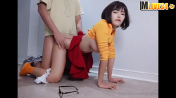คลิปหลุด Onlyfans minichu คอสเพลย์เป็นเวลม่าจากสกู๊ปปี้ดู ทำแว่นตกกำลังหาโดนจับถกกระโปรงถอดกางเกงในแล้วเสียบควยซอยหีท่าหมา กระเด้าหีรัวๆเสียวหีไม่ไหวซอยจนแตกใน
